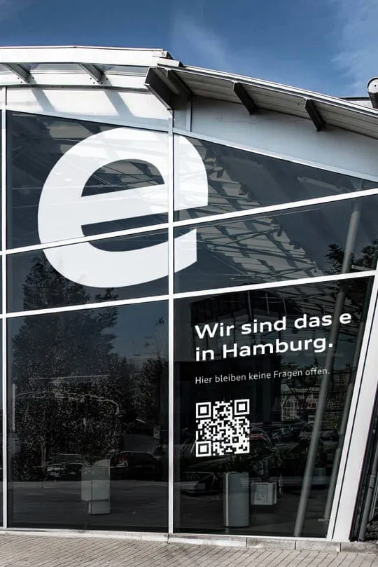 Ausschnitt des Audi Hamburg Automobil-Gebäudes mit der Fassadenbeklebung für die Kampagne.