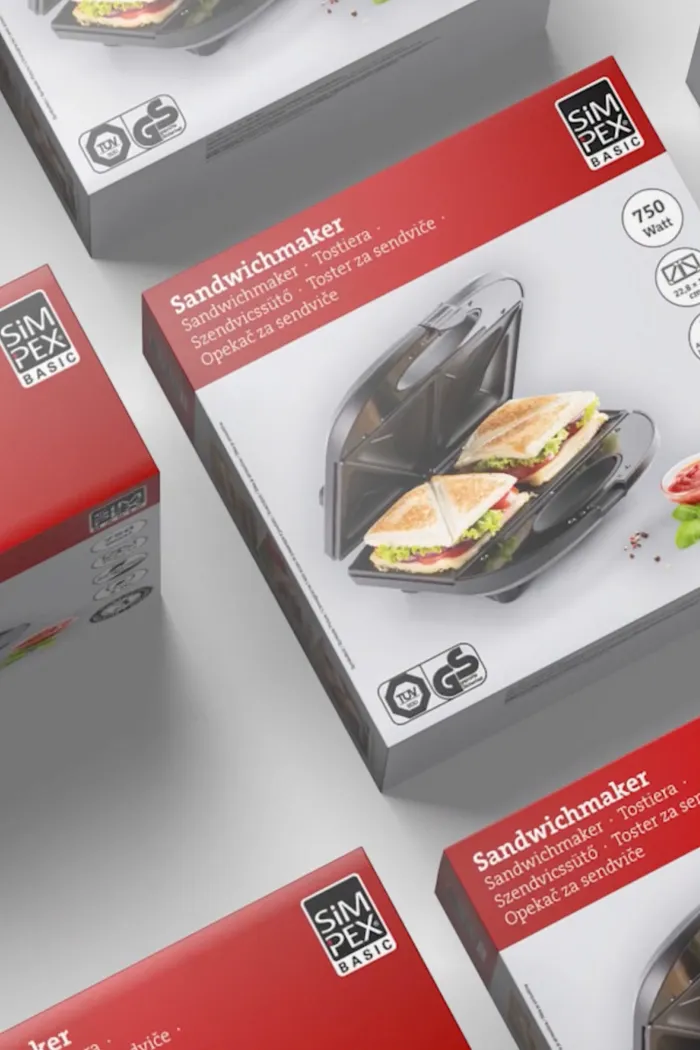 Das Logo und der Produktname sind auf einer roten Fläche abgebildet. Darunter befindet sich eine Produktabbildung eines Sandwich-Makers mit einem fertigen Toast, vor einem hellen Hintergrund.