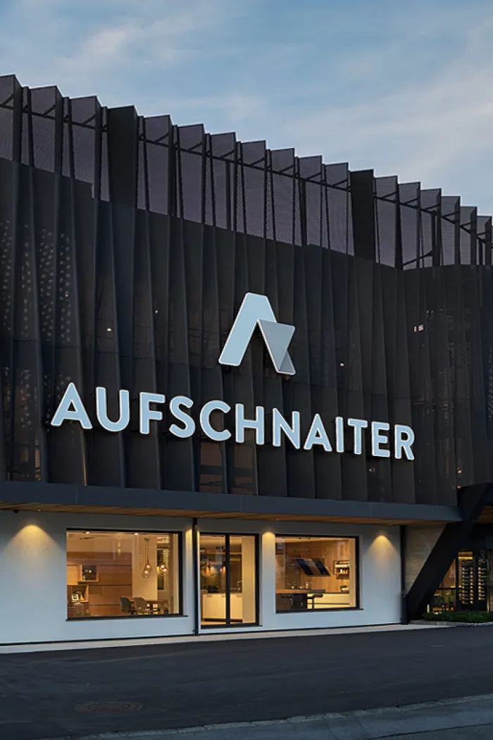 Moderne Außenansicht des Einrichtungshauses Aufschnaiter in St. Johann